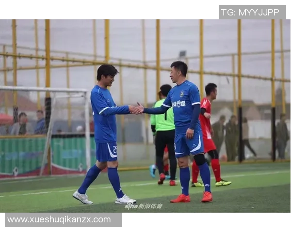 足球巨星化身街头老人挑战路人反应引发热议 足球巨星化身街头老人挑战路人反应引发热议